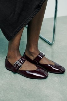 BUCKLE MARY JANES - Burgundy Red | ZARA United States Burgundy Flats, Zara Flats, Zapatos Mary Jane, Black Office, Mary Jane Shoes Womens, New Chic, Leather Shirt, Ballet Pumps, Jeans Rock