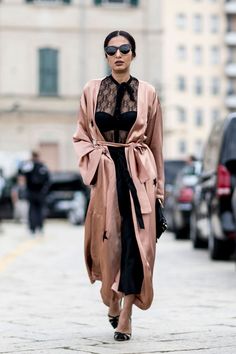 la vestaglia di seta -cosmopolitan.it Fall Fashion Coats, Milan Fashion Week Street Style, Moda Chic, Milano Fashion Week, Rocker Chic, Milan Fashion Weeks, Spring Street Style, Fashion Weeks