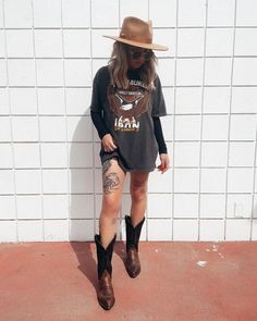 BURNOUT VINTAGE on Instagram: "Happy Monday 🤍 Outfit of the day featuring a oversized vintage Harley tee layered with a basic long sleeve, vintage cowboy boots, and our Rancher Hat 🌵 Click link in bio to shop . . . . . . . #western #cowboyboots #cowboystyle #blonde #girlswithtattoos #outfitinspiration #outfitoftheday #vintage #shop #ootd #style #vintagetee #outfit" Long Tshirt Outfit, Black Western Outfit, Big Tshirt Outfit, Western Boots Outfit, Oversize Tshirt Outfits, Monday Outfit, Outfit Botas