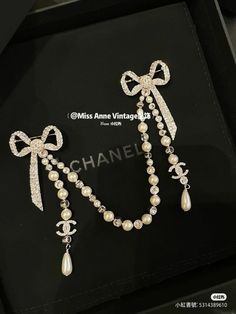 Broche Chanel, Ethereal Jewelry, Jeweled Bag, Pretty Jewelry Necklaces, Jewelry Aesthetic, Luxe Jewelry, Jewelry Accessories Ideas, Dope Jewelry, Classy Jewelry