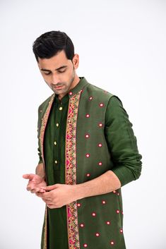 This chic set features a green dotted kurta, sleek pants, and a heavy half jacket for a bold, sophisticated look. Perfect for formal or festive occasions, the combination of the kurta and structured half jacket brings a modern edge to traditional wear. Kurta And Pants, Full Sleeves Design, Mehndi Ceremony, Lehenga Suit, Half Jacket, Indian Wedding Wear, Green Dot, Rich Green, Traditional Wear