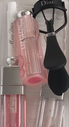 Lip Glow Oil Cherry, Lip Glow Oil, Dior Girl, Dior Aesthetic, Makeup Bag Essentials, Tinted Lip Gloss, Glow Oil, Gloss Labial, Lip Gloss Set