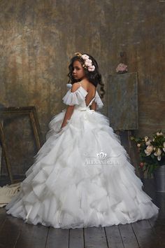 Grace Flower, Girls Couture Dresses, Flower Girl Gown, Princess Dress Up, Girls Couture, First Communion Dresses, Couture Dress, Gowns For Girls, Communion Dresses