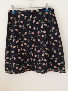 Black mini skirt with pink flower patterns from the French brand Etam.  Fluid cut and material.  Zipper on the back.  Black lining.  Made in France.  French size 36.  100% polyester fabric.  Half waist circumference 32 centimeters.  Length 45 centimeters. Patterned Skirt, Skirt Short, Vintage Rock, Skirt Vintage, French Brands, Waist Circumference, Black Mini Skirt, Short Skirt, Rose Pattern