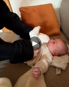 Newborn hack for trapped wind | I bet this baby felt so much better afterwards 💨 | By TylaFacebook Kaley Cuoco Short Hair, Newborn Hacks, Growing Out Short Hair Styles, Latest Short Hairstyles, Trendy Short Haircuts, Short Choppy Hair, Trendy Short Hair, Short Black Hairstyles, Kaley Cuoco