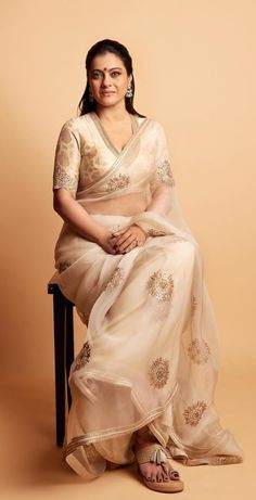 Dd In Saree, Beige Blouse Designs, Pretty Saree, Soft Saree, Kajol Devgan, Pola Blus, डिजाइनर कपड़े, Ajay Devgan