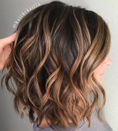 Wavy+Brown+Lob+With+Caramel+Balayage Wavy Bob Long, Medium Bob, Wavy Bob Hairstyles, Medium Bob Hairstyles, Caramel Highlights, Black Hairstyles, Ombre Hair Color, Strawberry Blonde