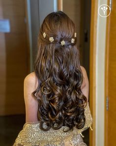 Tap the link to explore top wedding hairstyle ideas ❤️ | Picture Credits: hairbyanishanagpal | #ShaadikiTaiyari Aasaan Hai Hairstyle For Girls Wedding, Reception Hairstyles, Lehenga Hairstyles, Messy Braid, Wedding Hairstyle Ideas