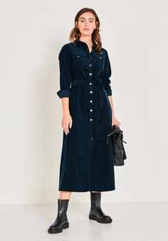 Chunky Boots Outfits, Corduroy Dress Outfit, Chunky Black Boots, Cord Dress, Lug Boots, Midi Dress Style, Corduroy Dress, Black Shirt Dress, So Cool