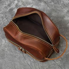 Un article de la Collection Cadeau vous est OFFERT, pour chaque Trousse ou Vanity acheté dans la boutique Sogaïa. Alors profitez des remises et des cadeaux dès maintenant ! Faites-vous plaisir avec la Trousse de Toilette Cuir Homme Vintime™, indispensable pour une utilisation occasionnelle ou quotidienne pour tous vos voyages. FONCTIONNELLE : Facile à transporter et nécessaire pour accompagner vos valises pendant vos déplacements. PRATIQUE : Elle vous permet de disposer du volume dont vous avez Makeup Vanity Box, Makeup Vanity Case, Leather Toiletry Bag, Vanity Box, Concrete Projects, Makeup To Buy, Leather Clutch Bags, Makeup Vanity, Shower Gel