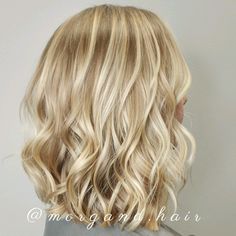 Balayage blonde shadow root platinum Blonde Shadow Root, Root Blonde, Warm Blonde Hair, Bright Blonde Hair, Blonde Highlight, Shadow Root, Blonde Waves, Silver Foxes