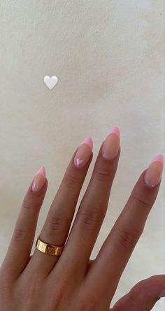 Summer Almond Acrylic Nails Designs, Nails Almond Tip Colors, Aesthetic Summer Nail Ideas, Valentines Nails Minimalist, Summer Nails Inspiration Almond, Summer Nails Ideas Almond, Aesthetic Almond Nails Summer, Almond Nails Designs Summer Pink, Spring/summer Nails