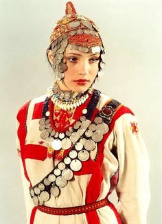 Ethno Style, Clothing Reference, Folk Dresses, We Are The World, Traditional Fashion, Coin Jewelry, Folk Costume, World Cultures, Fantasy Clothing