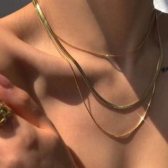 Layered Herringbone chain necklace made of stainless steel and plated with 18k gold. Gold Snake Chain, Diy Jewelry Gifts, Boho Crystal, Herringbone Necklace, Vintage Style Jewellery, Jewelry Lookbook, Gold Snake, Engagement Bands, Gold Necklaces