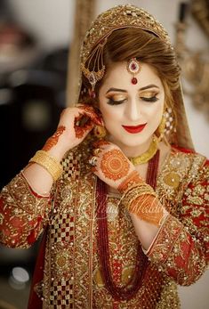 Pose Pengantin, शादी की तस्वीरें, Pakistani Bridal Hairstyles, Bride Indian, Indian Wedding Bride, Pakistani Bridal Makeup, Bridal Makeup Images, Indian Wedding Photography Couples, Bridal Photography Poses