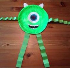 the paper plate monster is made to look like it has eyes and fangs on its head