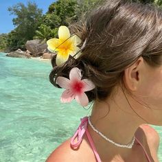 Description - Add the finishing touch to your outfit with our new Tropical Hair Clips. An everyday must-have for all your beach adventures! …ok and a super cute Pinterest pic too. Stack flowers with our or the • Dimensions: 3.1 x 3.1 in • Durable glossy finish • Provides secure hold for all hair types • Comfortable - Available in 8 different Colors! Sunnie Jewelry 2024 Playas Aesthetic, Ideas Fotos En La Playa, Beach Vibes Aesthetic, Beach Aesthetic Photos, Hawaii Beach Photos, Aesthetic Beach Photos, Hawaii Girl, Island Outfits, Hawaiian Flower Hair