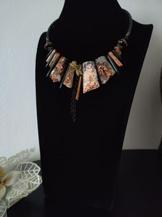 Collana girocollo d'arte con grosse pietre di agata, Collana artistica, Collana tribale, Collana di pietre elegante, Collana pietre moderna Art Nouveau Necklaces, Low Cut Dresses, Necklace Art, Art Necklaces, Necklace Elegant, My Imagination, Precious Jewels, Creative Jewelry, Agate Stone