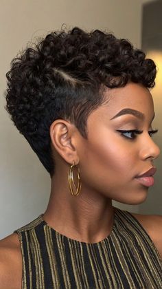 Chic 51 Stunning Short Haircuts for Black Women for Curly Mohawk 💫 Short Hairstyles For Short Hair, Fall Hair Colors Dark, Hair Colors Dark, Natural Hair Short, Haircut For Big Forehead, Curly Mohawk, Haircuts 2024