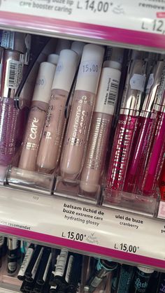 Kily Jenner, Botox Lips, Expensive Makeup, Essence Makeup, Lip Gloss Cosmetics, Best Lip Gloss, Makeup Brush Organization, Lip Gloss Collection, Makeup Needs