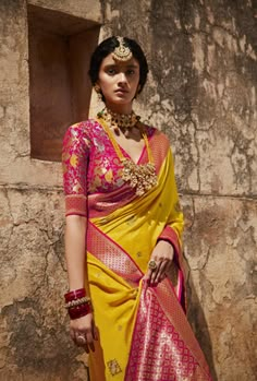 Blouse Design For Big Bust, Maternity Lehenga, Banarasi Saree Blouse Designs Latest, Banarasi Blouse Design, Fancy Silk Sarees, Fancy Embroidery, Marathi Wedding, Blouse Stitching, Fancy Saree