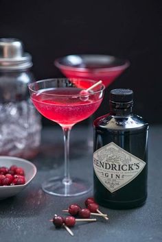 the red queen - cranberry juice, gin, and garnish