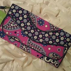 Brand New! Vera Bradley Boysenberry Clutch With Removable Wristlet Strap. Shades Of Cream/White, Periwinkle, Purple, And Navy. Chic Purple Pouch Clutch, Purple Clutch For Travel, Purple Clutch Wallet For Everyday, Trendy Purple Clutch As A Gift, Purple Rectangular Clutch For Travel, Purple Clutch With Removable Pouch For Daily Use, Purple Clutch For Gift, Purple Pouch Clutch For Daily Use, Trendy Purple Pouch Clutch