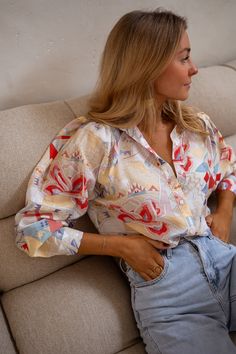 Elevate your style with our long-sleeve shirt featuring a classic collar, shoulder pads, and a flowy design. Perfectly crafted with a stylish pattern. Our model wears the Light Blue Maddie Jeans Sizes: S-M / M-L S-M: Length 23.62 in - Width 18.89 in M-L: Length 24.80 in- Width 19.68 in Handwash 86°F Beach Floral Print Patterned Shirt, Women's Spring Fashion, Relaxed Fit Floral Print Button-up Blouse, Daywear Floral Print Button-up Shirt, Multicolor Floral Print Button-up Shirt, Multicolor Long Sleeve Floral Print T-shirt, Flowy Design, Parisian Women, Fluid Design