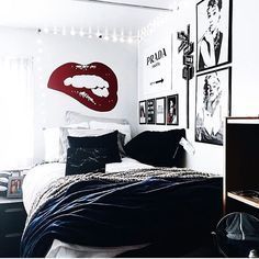 Refresh your home with chic room decor. Get tips and inspiration for creating a stylish and inviting space. Black And White Bedroom, Cool Dorm Rooms, Dorm Room Designs, Dorm Room Ideas, Cute Dorm Rooms, Dorm Room Inspiration, Mens Bedroom, Man Room