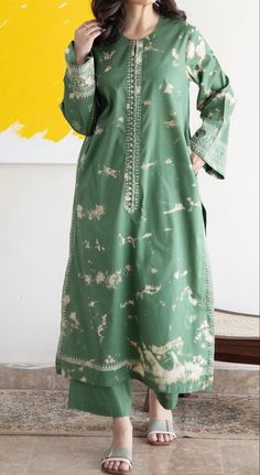 Lawn Dress Design, Simple Dress Casual, Kurtis Design, Stylish Kurtis, Stylish Kurtis Design, Ootd Instagram, Fancy Suit, Latest Dress Design, Pakistani Fashion Casual