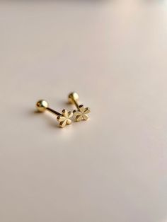 Small Studded Earrings, Small Gold Studs Earrings, Cheap Everyday Yellow Jewelry, Gold Flower Stud Earrings, Gold Earrings Ideas, Gold Cute Earrings, Small Gold Stud Earrings, Comfortable Earrings To Sleep In, Modern Earrings Gold