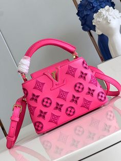 Adaptable Bags - VL Bags - 811 A+ Excellent Quality copies; Contact us if you've any questions in your mind. Louis Vuitton Capucines, Luxury Bags Collection, Handbag Essentials, Girly Bags, Luxury Purses, Fancy Bags, Classic Bags, Pretty Bags, Cute Purses