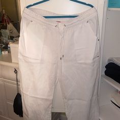 Great Condition **Never Worn White Straight Leg Cargo Pants For Loungewear, Casual White Capris With Pockets, White Capris With Pockets For Loungewear, White Cargo Pants For Loungewear, White Straight Leg Capris With Pockets, White Straight-leg Capris With Pockets, Casual White Capris For Loungewear, White Mid-rise Pants With Elastic Waistband, Casual White Mid-rise Capris