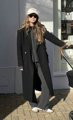 Always Cold Outfit, Black Coat Scarf Outfit, Casual Nyc Outfit Fall, 2024 Outfits Winter, Classy Cold Weather Outfits, Low Effort Outfits, Belgium Outfits, Tomboy Outfits Winter, Self Confidence Activities