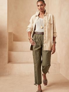 Saw this on Banana Republic: Olive Cargo Pants Outfit, Africa Safari Clothes, Olive Green Outfit, Estilo Kardashian, Safari Outfits, Spring Business Casual, Safari Chic, Military Design, Cargo Pants Outfit