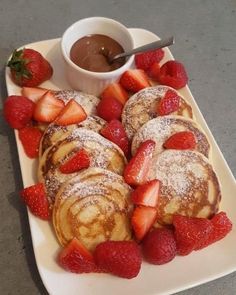 Strawberry pancakes 🥞 Makanan Diet, God Mat, Think Food, Food Goals, Food Platters, Food Obsession, Healthy Breakfast Recipes