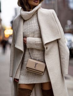 White Coat Outfit, Vinter Mode Outfits, Mantel Outfit, White Sweater Dress, Best Casual Outfits, Fashion Pic, Outfit Ideas Spring, Coat Outfit, Style Inspiration Winter