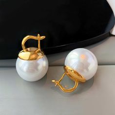 Product Specifications: Pearl Type: ShellPearl Shape: RoundPearl Size: 14MMPearl Color: WhiteStock Number: 7960Metal: 14K Gold plated and S925 Silver PinsFor: FemaleWeight: 15g Products Include: 1 x Hugetomato Pearl Earrings1 x Box from Huge Tomato