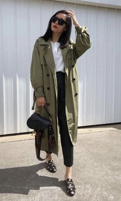 Khaki Trench Coat Outfit, Khaki Jacket Outfit, Green Coat Outfit, Military Style Outfits, Olive Trench Coat, Khakis Outfit, Raincoat Outfit, Khaki Coat