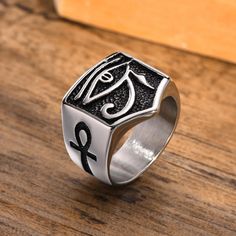 Bague Egypte Ancienne - Oeil d'Horus en acier inoxydable noir et argenté Egypt Ring, Triangle Eye, The Eye Of Horus, Eye Of Ra, Biker Rings, Egyptian Mythology, Eye Of Horus, Eye Ring, Silver Accents