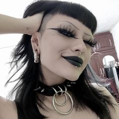 Shaved Eyebrows Goth, Goth Hair Ideas, Short Goth Hair, Goth Eyebrows, Tumblr Goth, Goth Makeup Looks, Marla Singer, Dark Makeup Looks, Trad Goth