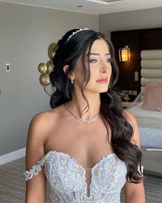 Chic Bridal Hair, Bride Hairstyles With Veil, Bride Hair Down, Bridal Hair Half Up, Wedding Hairstyles With Crown, Wedding Tiara Hairstyles, Wedding Hair Half, Bridal Hairdo