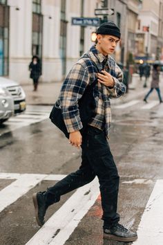 Camisa Xadrez. Macho Moda - Blog de Moda Masculina: CAMISA XADREZ MASCULINA: Como Usar e Onde Encontrar? Como usar Camisa Xadrez, Dicas para usar Camisa Xadrez, Touca dobrada, Nike Air Force 1 #menswear #fashion #men #style #outfit All Black Outfit Men, Outfits Quotes, Looks Hip Hop, New York Fashion Week Men, Doc Martens Outfit, Spring Outfits Men, Streetwear Mode, Hipster Man, Seoul Fashion