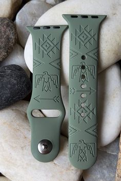 For all you Southwestern style enthusiasts who love cacti, cow skulls, and native-inspired designs, we've crafted personalized watch bands just for you. You can select any design from our shop to feature on the longer side of the band, with the personalized side on the shorter part of the watch band. And if you don't spot the exact Southwestern design you're seeking among our current offerings, don't hesitate to get in touch. We're dedicated to ensuring your watch band embodies the essence of So Western Apple Watch Band, Western Things, Cow Skulls, Personalized Watch, Ankle Bracelets Diy, Cute Country Outfits, Southwestern Design, Apple Cases, Cute N Country