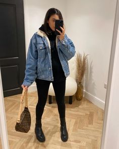 Winter Jeans Jacket Outfit, Oversized Demin Jacket Outfit Winter, Style With A Denim Jacket, Denim Winter Jacket Outfit, Jean Jacket Winter Outfits Women, Winter Outfits With Jean Jacket, Winter Outfit Denim Jacket, Borg Denim Jacket Outfit, Winter Outfits With Denim Jackets