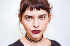 Backstage at Rodarte, via IntoTheGloss. Choppy baby bangs / micro fringe, slightly rounded longer at temples. Worn messy. Oval face shape, medium to large forehead. Very Short Bangs, Long Hair With Bangs, Haircut And Color, Penteado Cabelo Curto, Beauty Makeup Tips, Grunge Hair