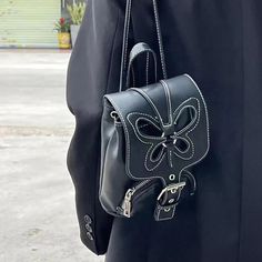 Material principal: PU

 Material del revestimiento: POLIÉSTER Women Backpack Fashion, Fashion Student, Mini Mochila, Fancy Bags, Cute Backpacks, Saddle Leather, Black Butterfly, Student Backpacks, Y2k Black