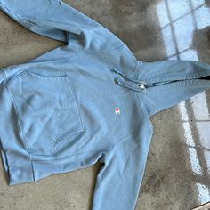 Never Worn Sporty Blue Sweatshirt With Pockets, Light Blue Streetwear Tops With Pockets, Light Blue Winter Tops With Pockets, Basic Blue Hoodie For Winter, Basic Blue Winter Hoodie, Casual Blue Soft-washed Sweatshirt, Basic Blue Winter Tops, Basic Blue Tops For Winter, Basic Blue Tops With Ribbed Cuffs