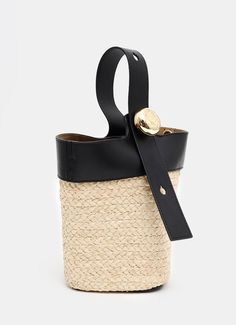 Bolso bucket de Loewe en rafia y piel para llevarlo cruzado, al hombro o en la mano. Con cierre magnético, medallón con anagrama grabado que permite ajustarlo hasta una longitud de 15 cm, bandolera ajustable y extraíble con una máxima de 119 cm. Hecho en España. Medidas: 19,5 x 16 x 16 cm. Material: 100% rafia / piel. Chic Bucket Bag With Adjustable Strap And Round Handle, Leather Bucket Bag With Detachable Strap In Natural Color, Natural Leather Bucket Bag With Detachable Strap, Chic Bucket Straw Bag With Removable Pouch, Chic Straw Bucket Bag With Removable Pouch, Chic Leather Bucket Straw Bag, Luxury Natural Bucket Bag With Detachable Strap, Chic Bucket Straw Bag With Gold-tone Hardware, Chic Straw Bucket Bag With Gold-tone Hardware