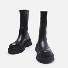 Gender: WomenShoes type: combat bootsUpper material: MicrofiberInternal material: synthetic leatherSole Material: RubberHeel height: 4.5 cmPlatform: Yes Popular Boots, Crop Top With Jeans, Boots Platform, Round Toe Shoes, Female Style, Boot Types, Round Toe Heels, Martin Boots, Womens Ankle Boots